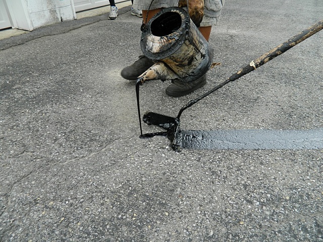 Crack Seal - герметизация и заполнение трещин на асфальте холодным и горячим способами